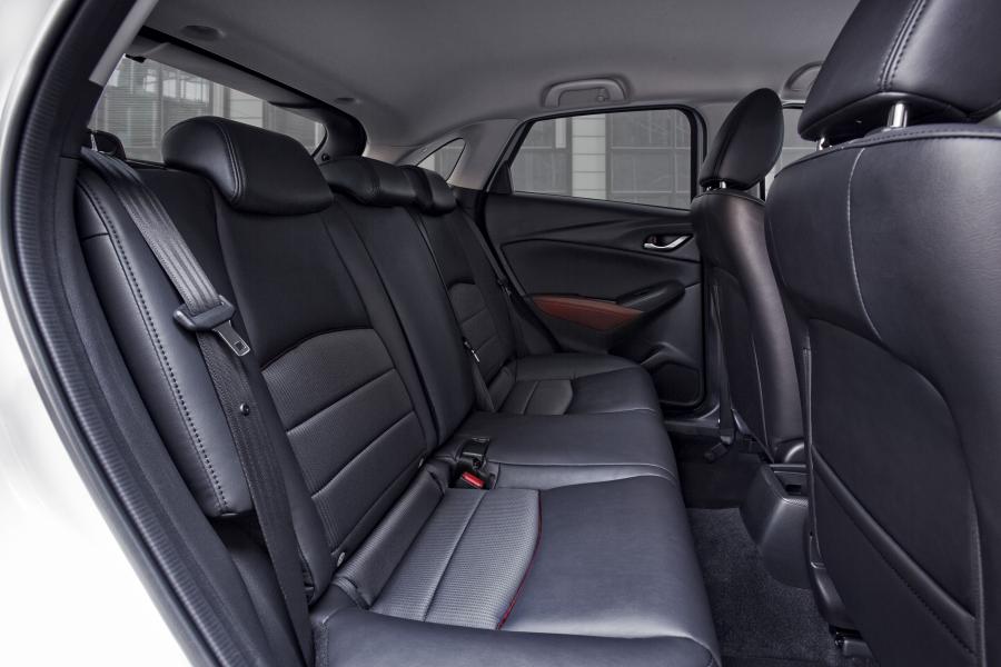 Интерьер Mazda CX-3 2015 года  (фото 32 из 45)